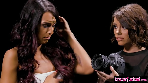 Photographer squirts when her shemale model fucks her