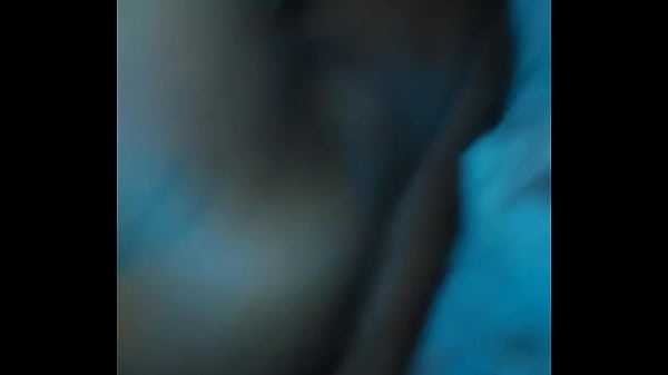 DIOSA SHEMALE COMIENDOSE UNA ROLOTA