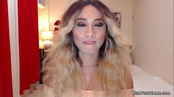 Beautiful blonde trans wanks off on webcam
