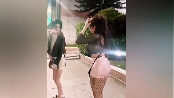 CHICAS CAMINANDO EN LA CALLE CON SU SENSUALIDAD Y MAS CUANDO NOS VEMOS TAN SENSUALES
