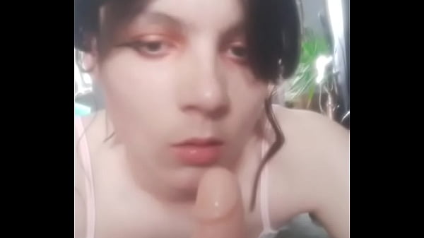 Young shemale sucks dildo